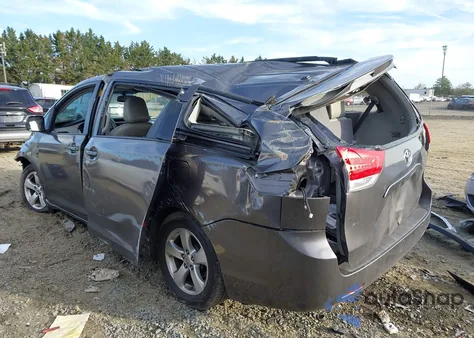 2013 Toyota Sienna Le V6 8 Passenger z USA, uszkodzony, nr VIN 5TDKK3DC1DS347946